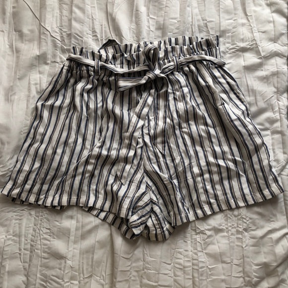 Hollister Pants - Paperbag shorts